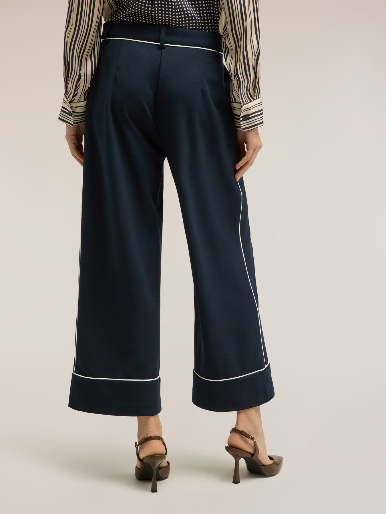 Pantaloni cropped con profili in contrasto image number 1