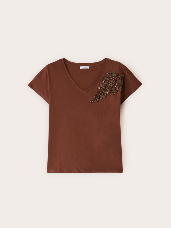 T-shirt con ricamo sulla spalla