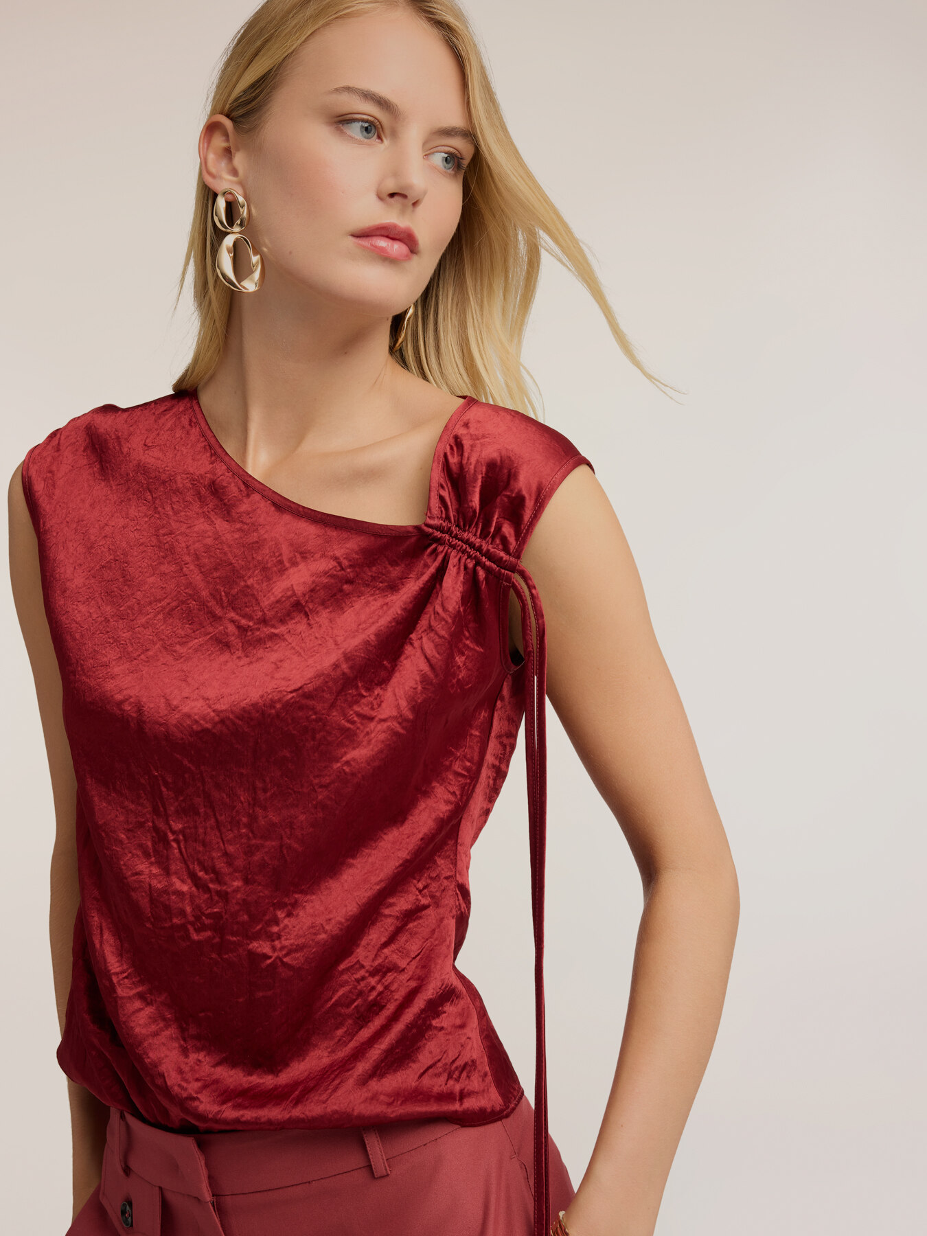 Top in raso con scollo asimmetrico drappeggiato image number 3