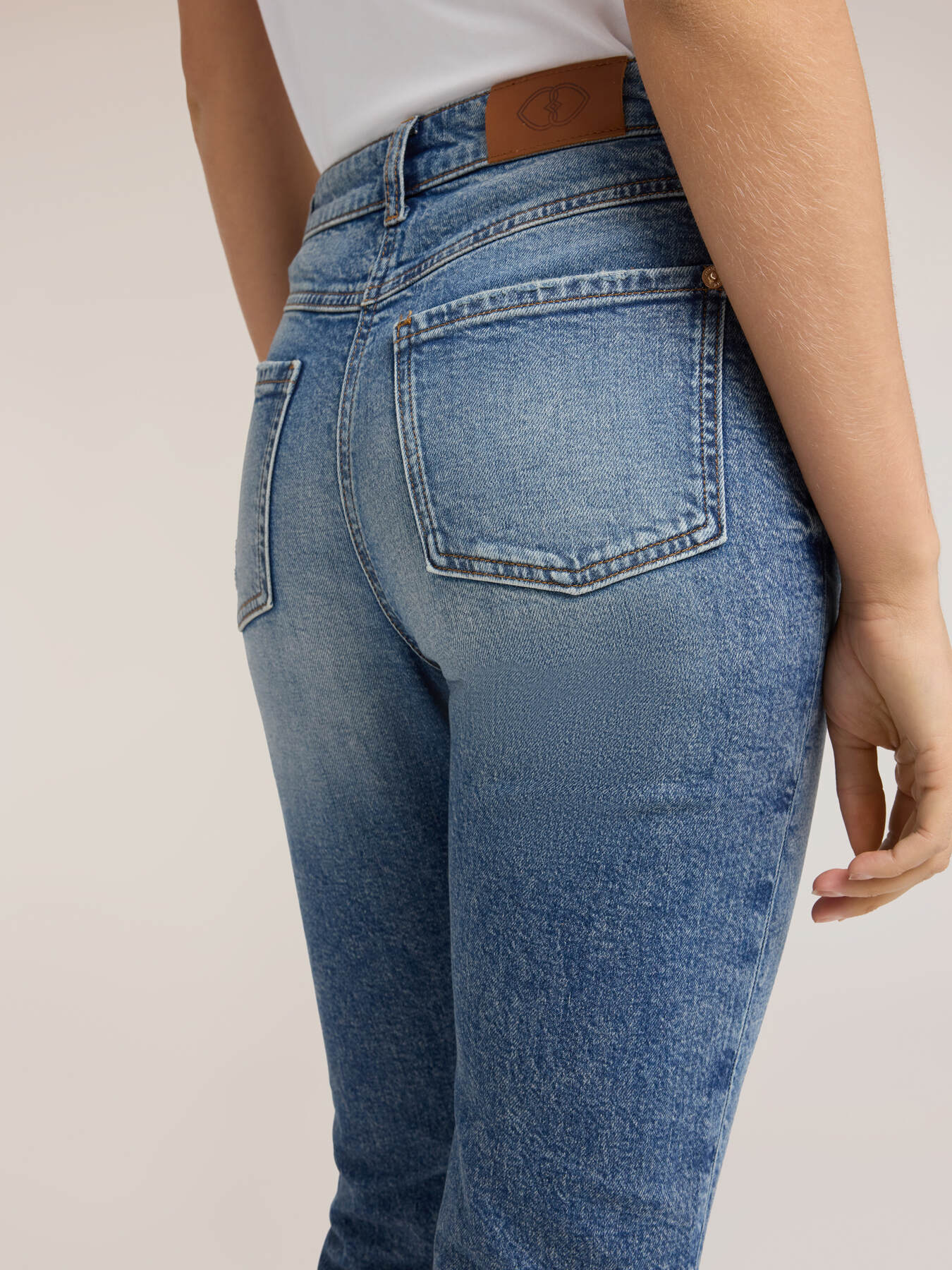 Jeans capri con spacco image number 3