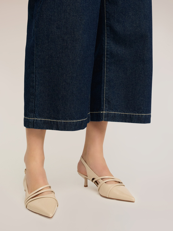 D&eacute;collet&eacute; slingback con listini e tacco kitten