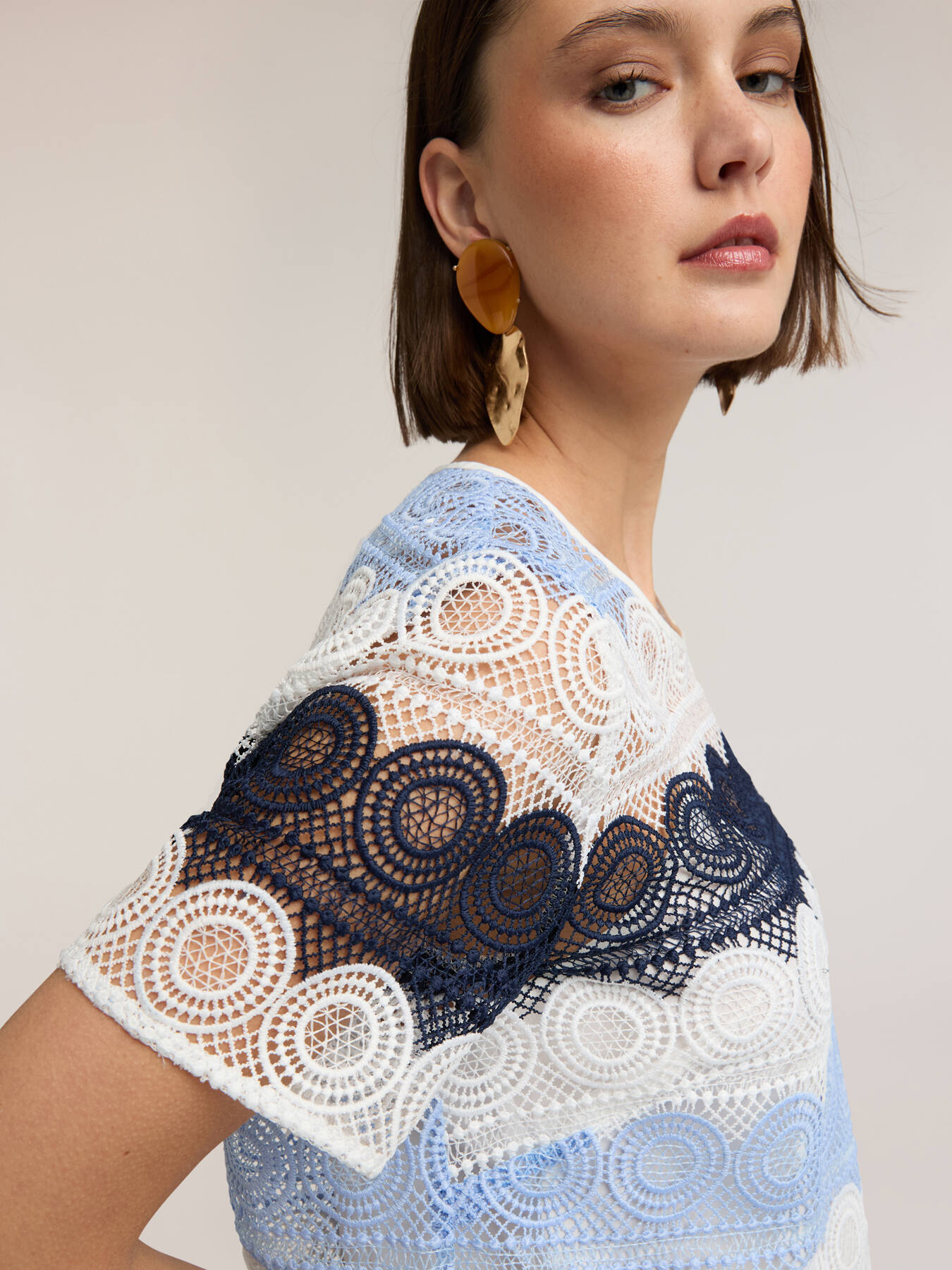 T-shirt in pizzo macram&eacute; image number 2