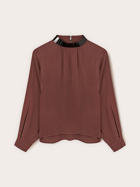 Blusa fluida con colletto ricamato