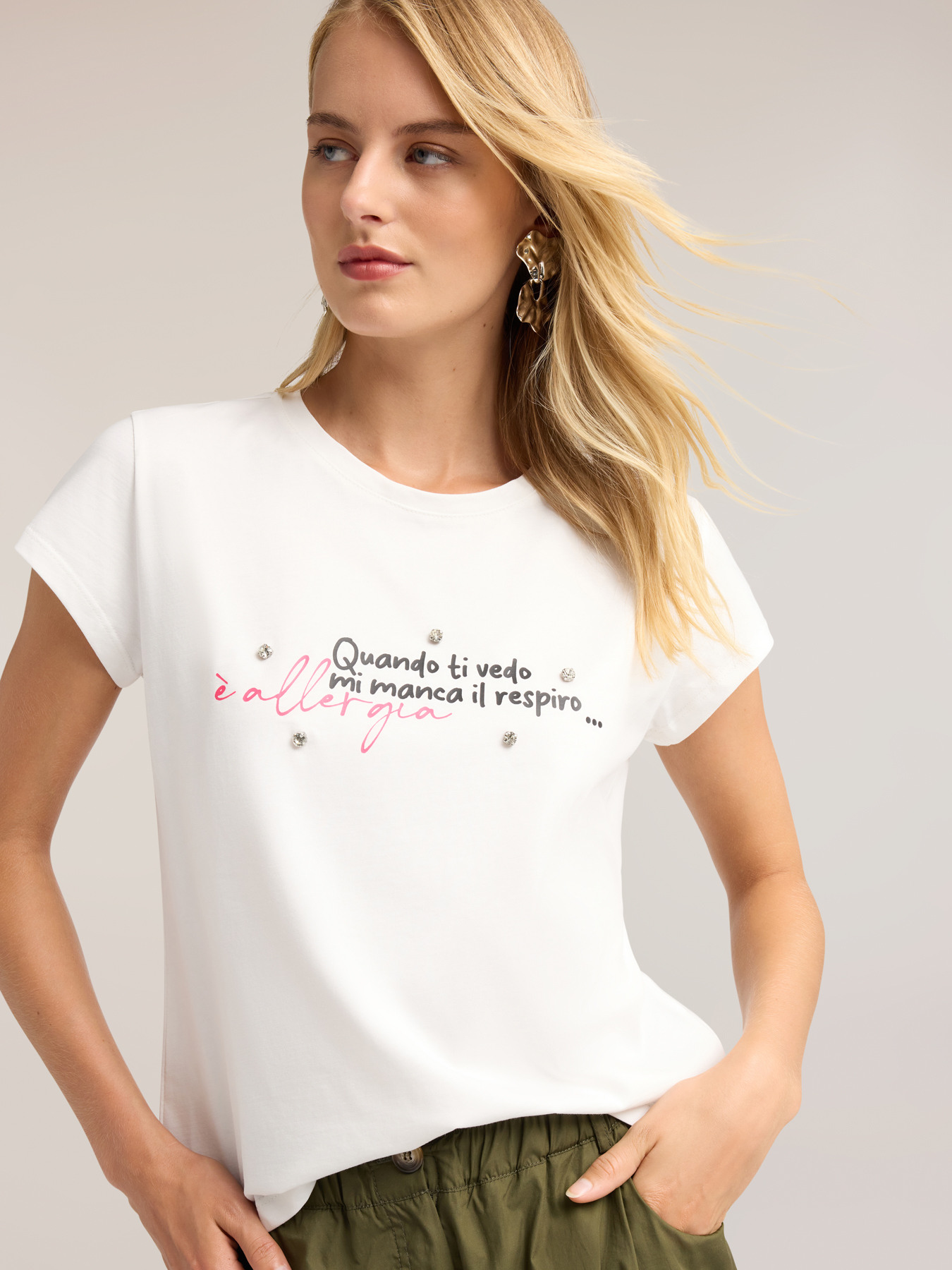 T-shirt con scritta e ricamo di pietre image number 3
