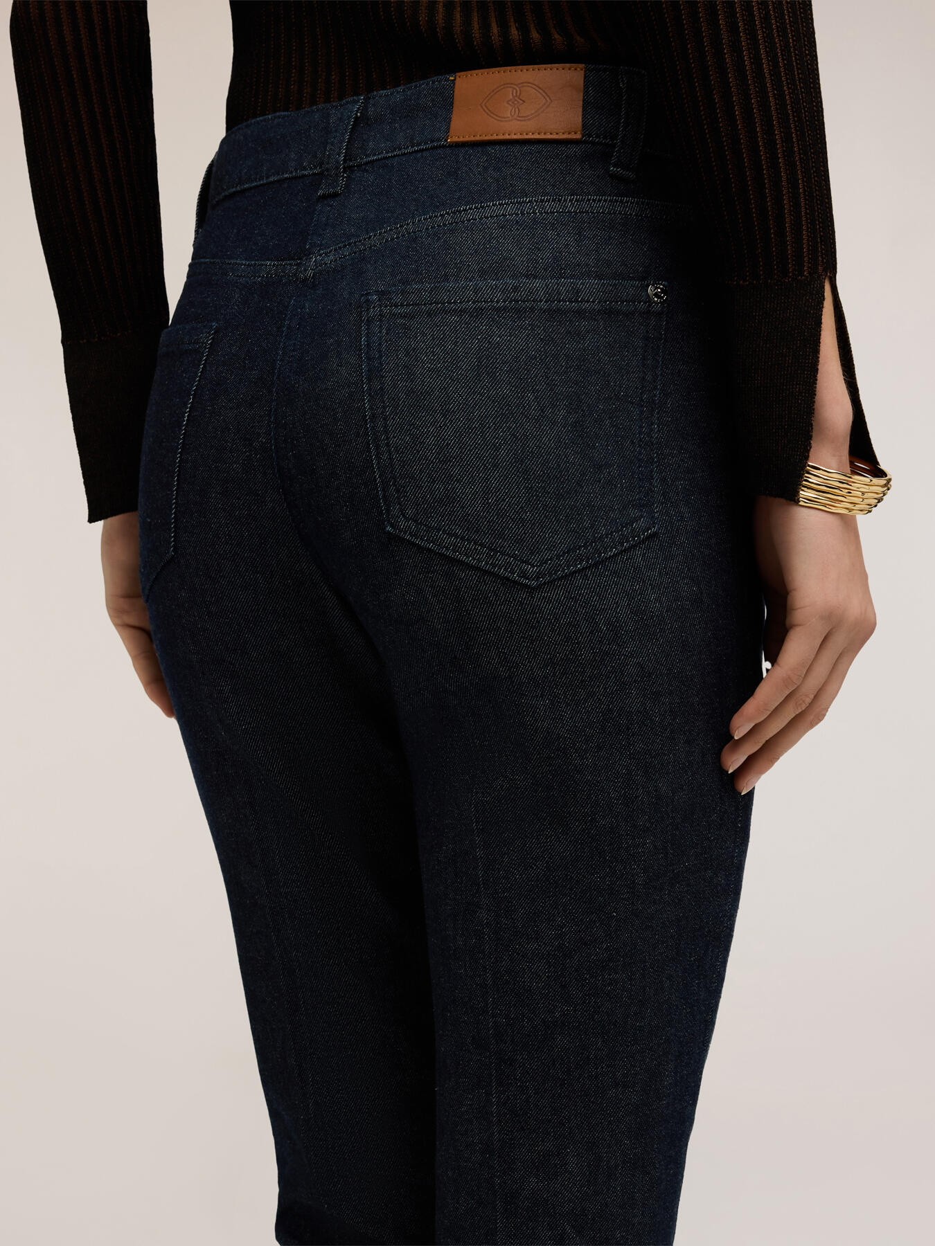 Jeans carrot fit in denim image number 2