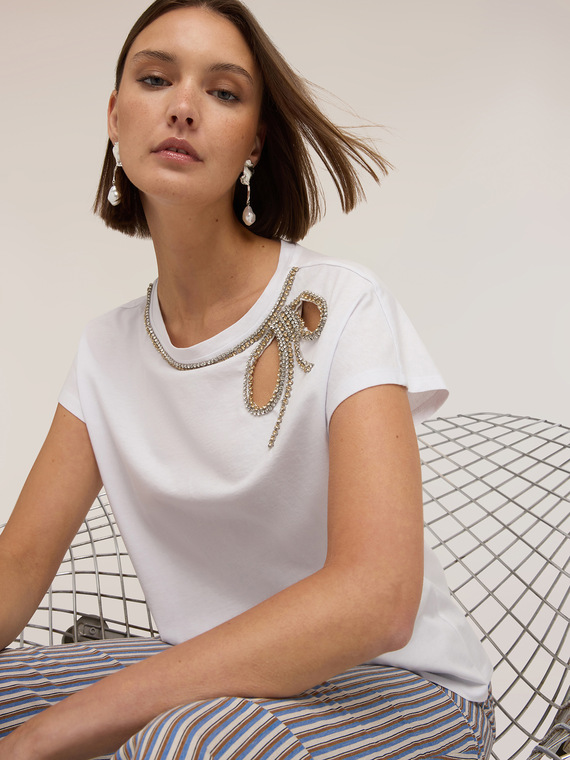 T-shirt con fiocco di strass