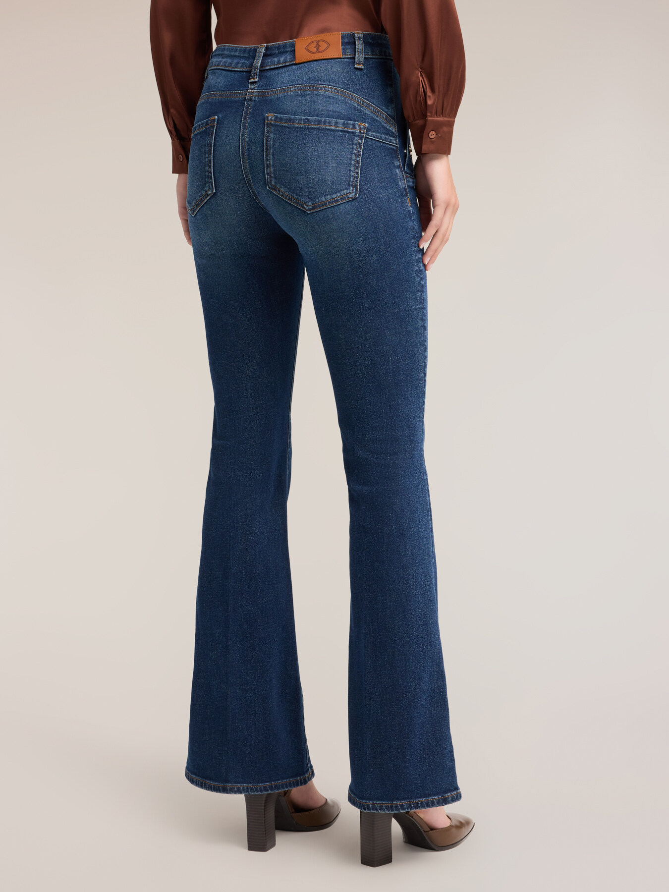 Jeans flare con bottoni metallici image number 1