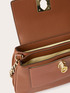 Borsa a tracolla con catena e tasca piatta image number 4