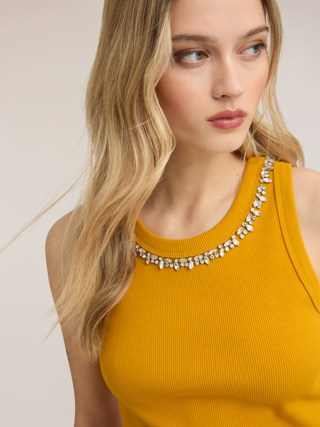 Top con strass sullo scollo image number 3