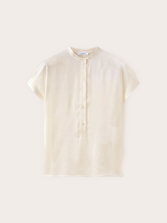 T-shirt in raso con scollatura a serafino