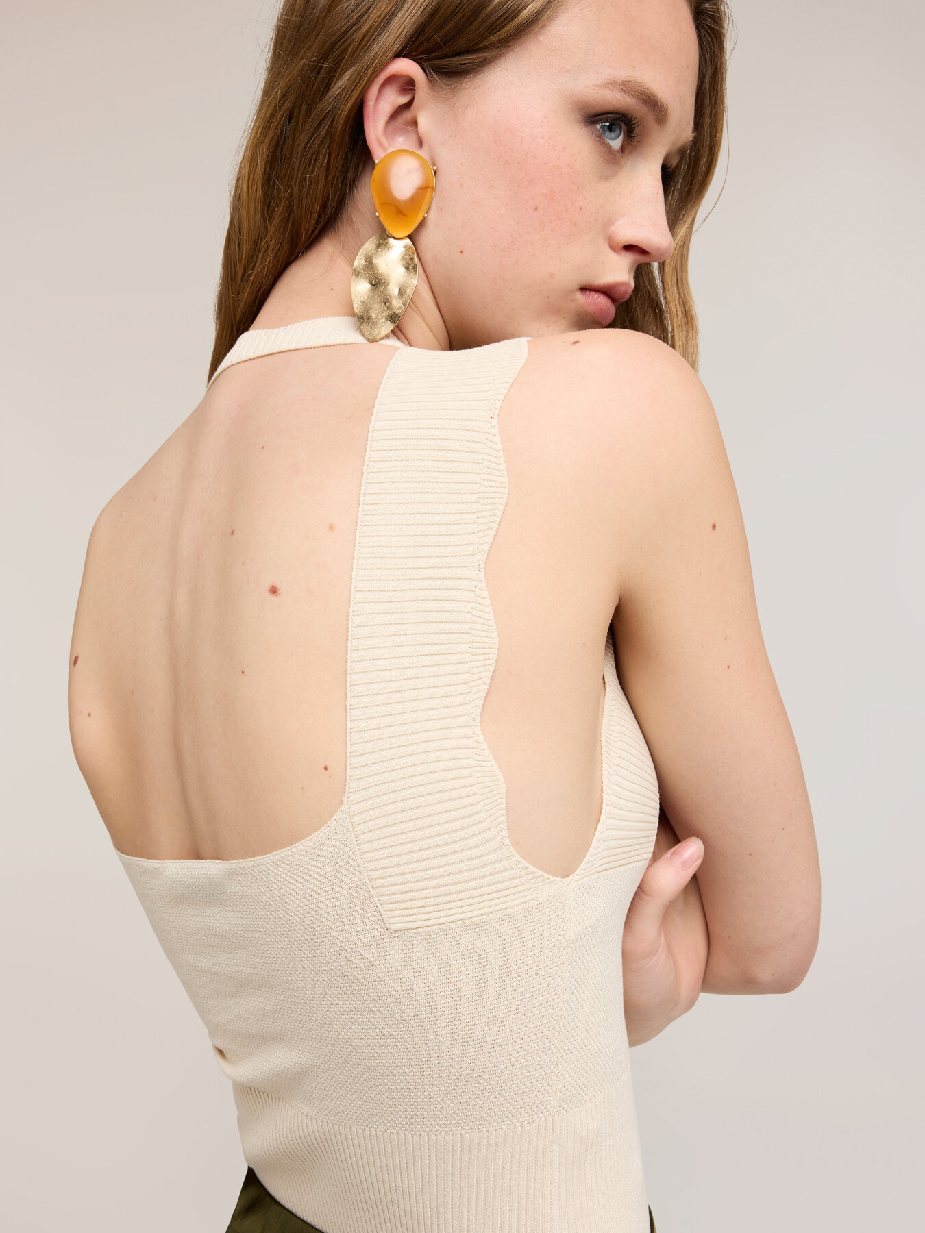 Maglia con smerlatura e cut-out posteriore image number 3