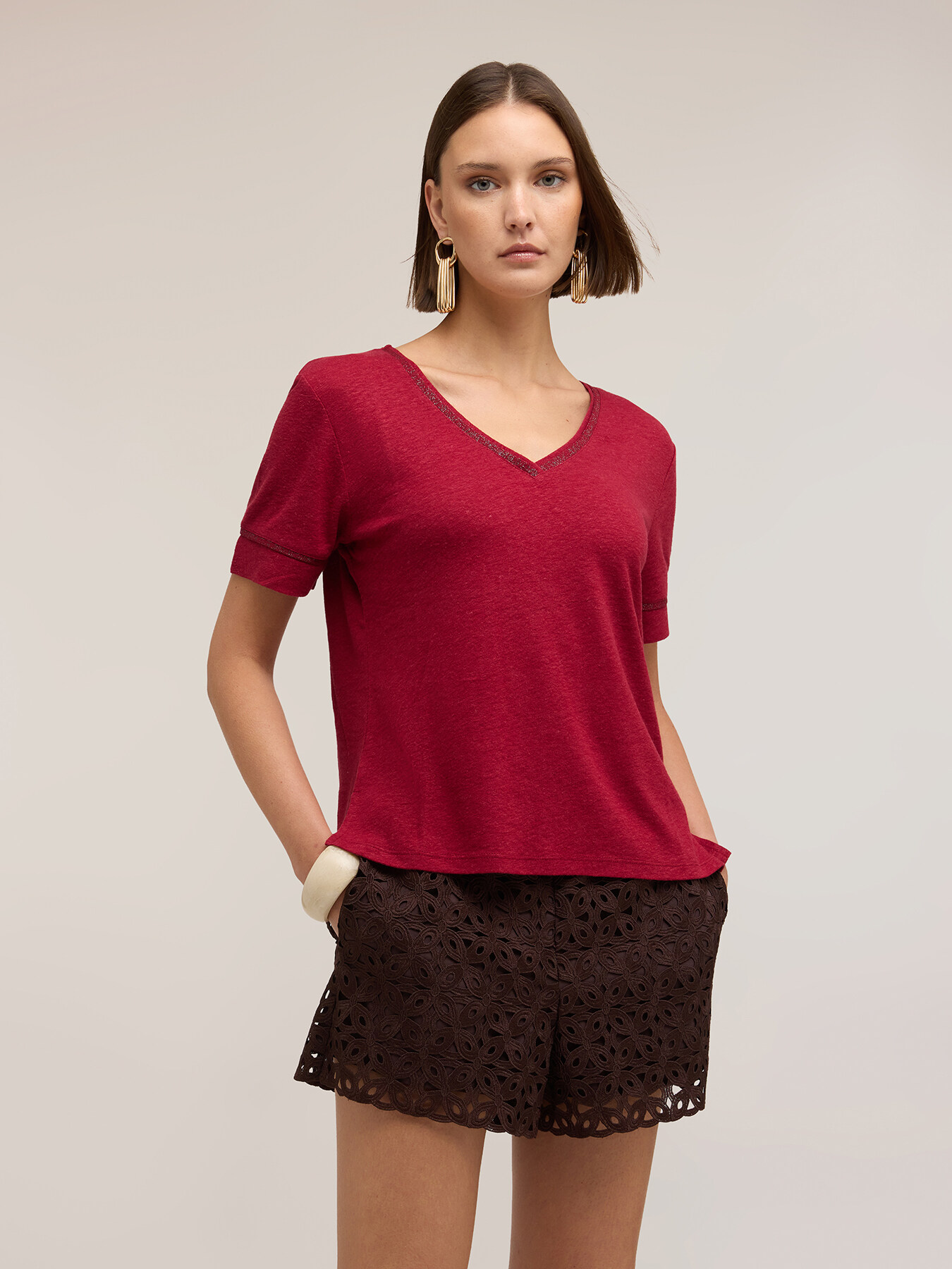 T-shirt in misto lino con profili color oro image number 0