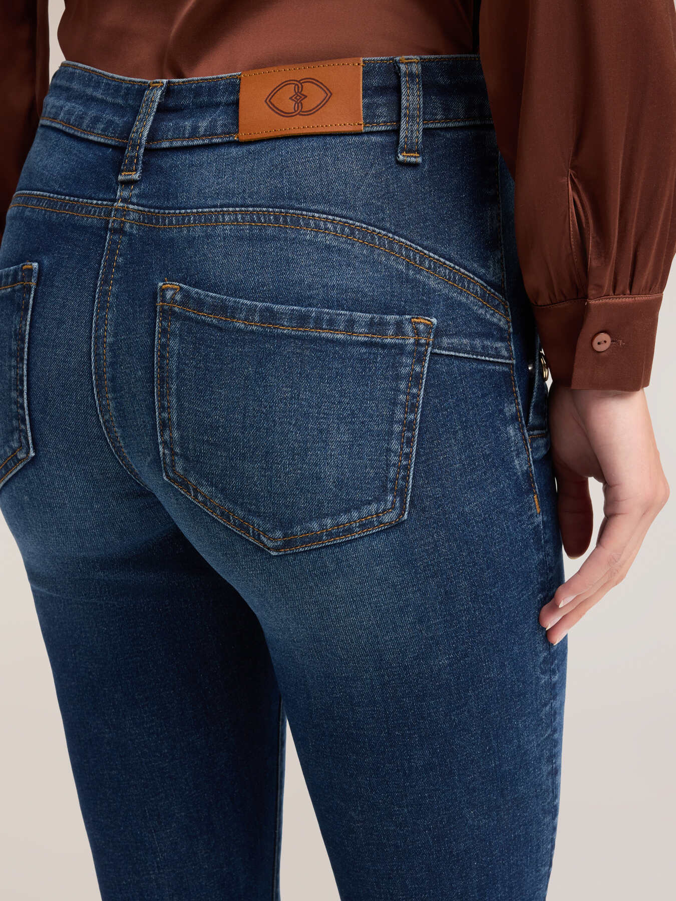 Jeans flare con bottoni metallici image number 3