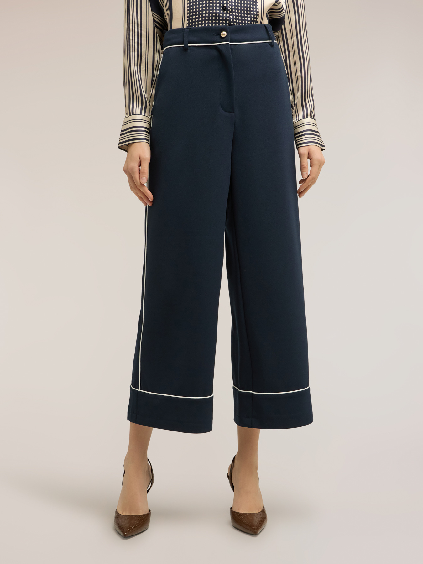 Pantaloni cropped con profili in contrasto image number 2