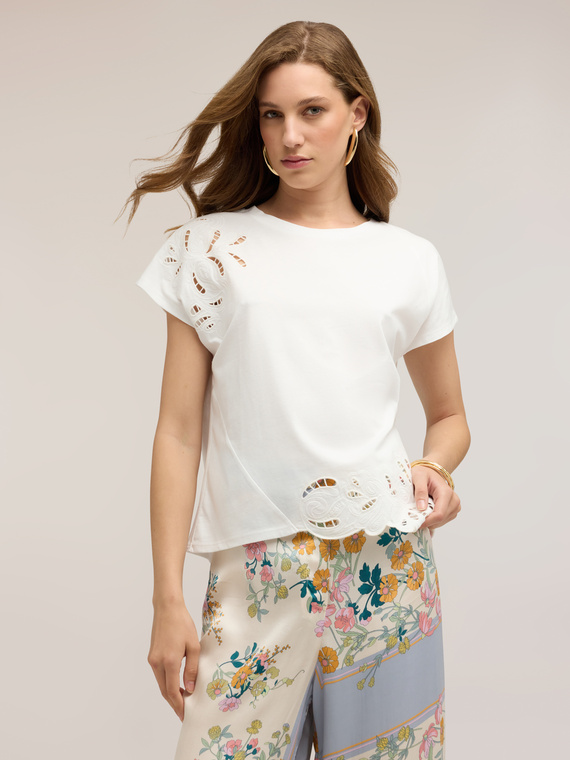 T-shirt in jersey con ricami sangallo
