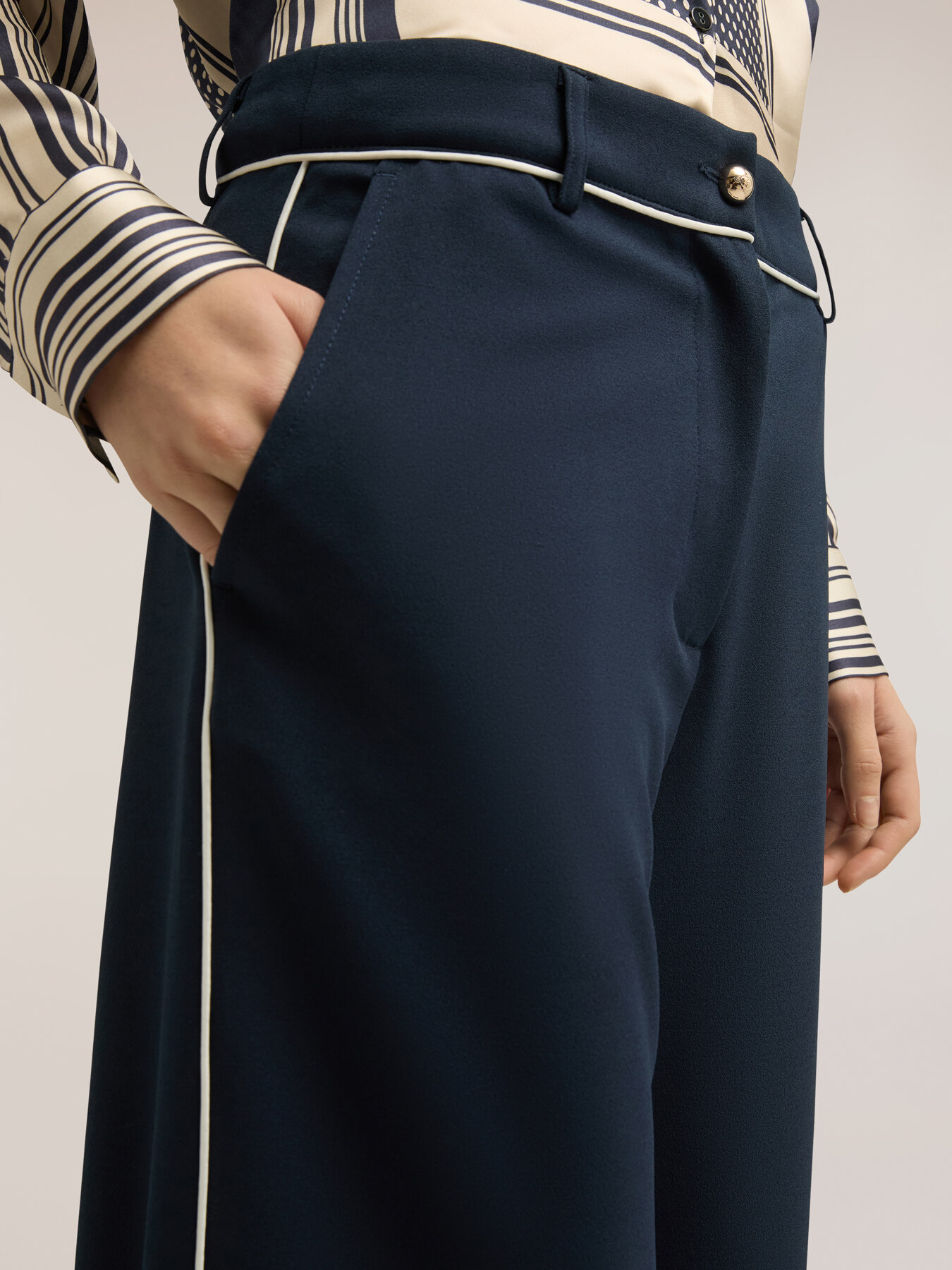 Pantaloni cropped con profili in contrasto image number 3