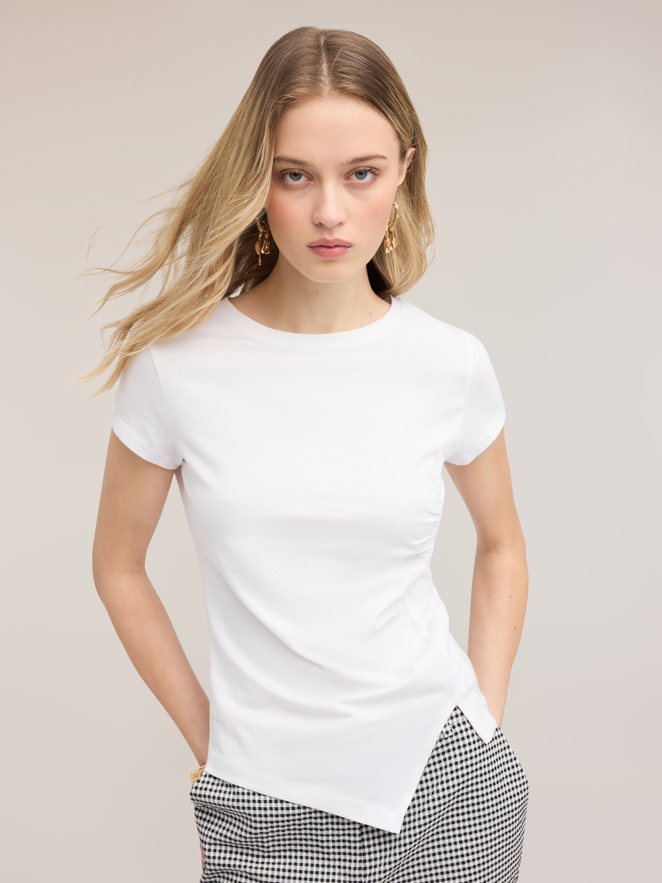 T-shirt con drappeggio laterale asimmetrico image number 0