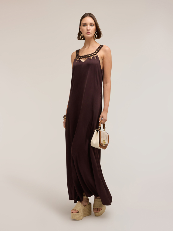 Maxi abito in raso con dettaglio metallico
