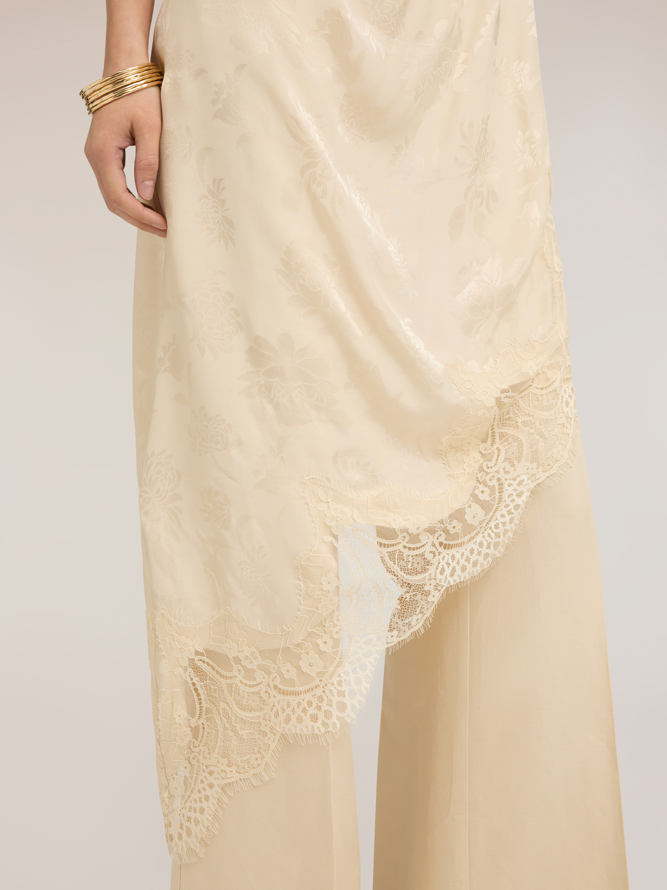 Vestito asimmetrico in raso con drappeggio image number 3