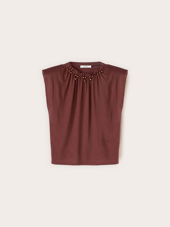 T-shirt con arriccio e applicazioni sul collo