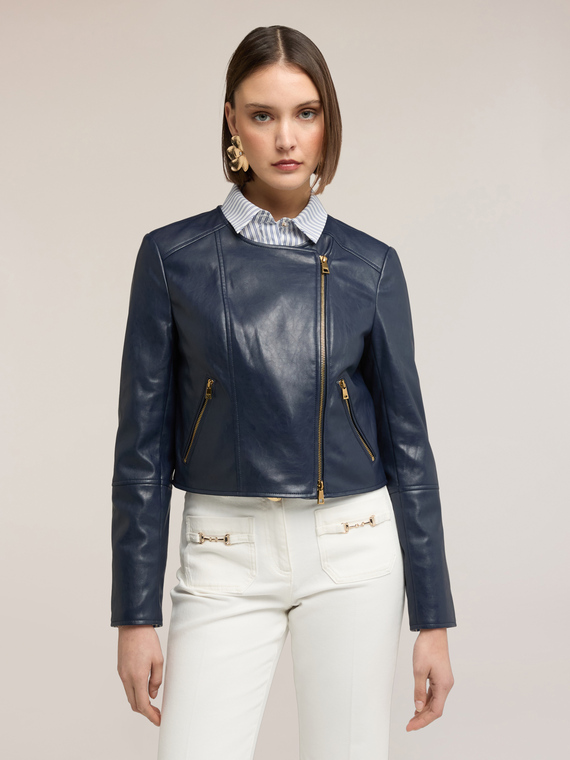 Chiodo con zip asimmetrica e fodera a righe