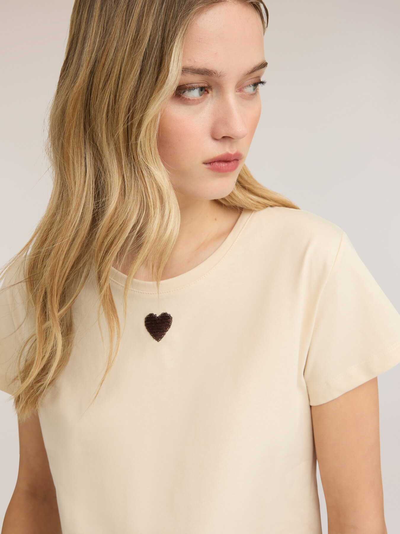 T-shirt in jersey con cuore in paillettes image number 3