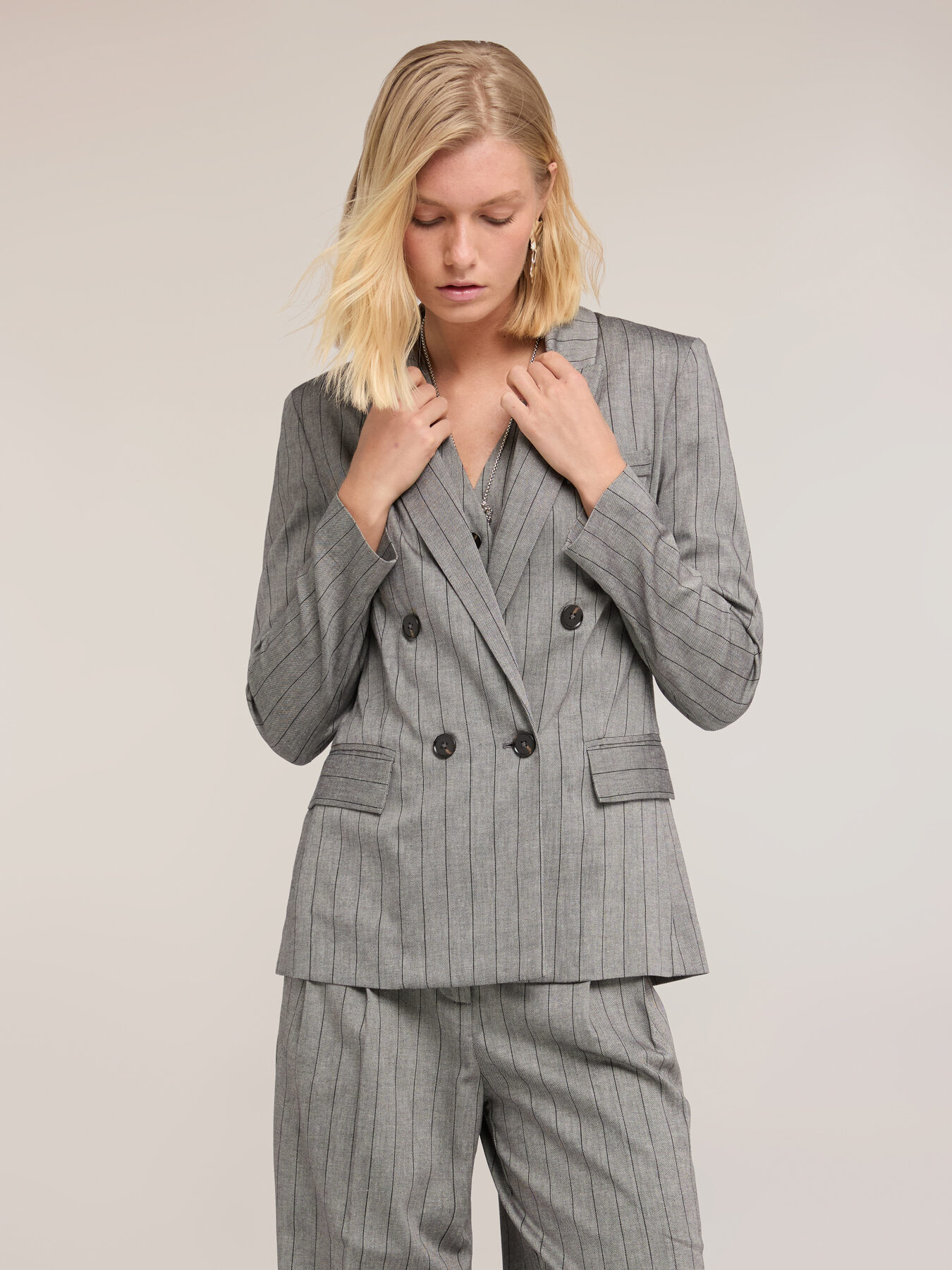 Blazer doppiopetto gessato in misto lino image number 3