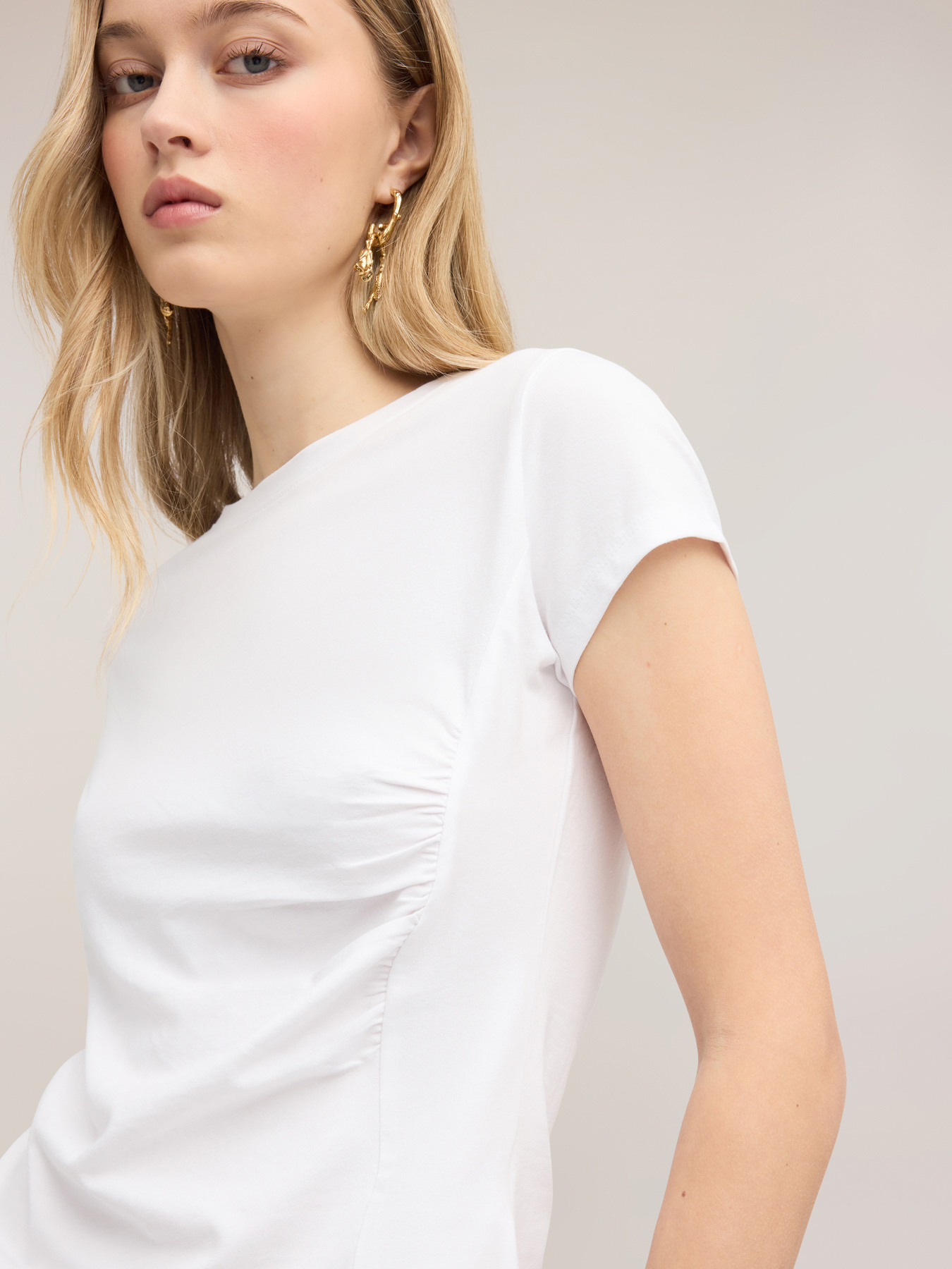 T-shirt con drappeggio laterale asimmetrico image number 2