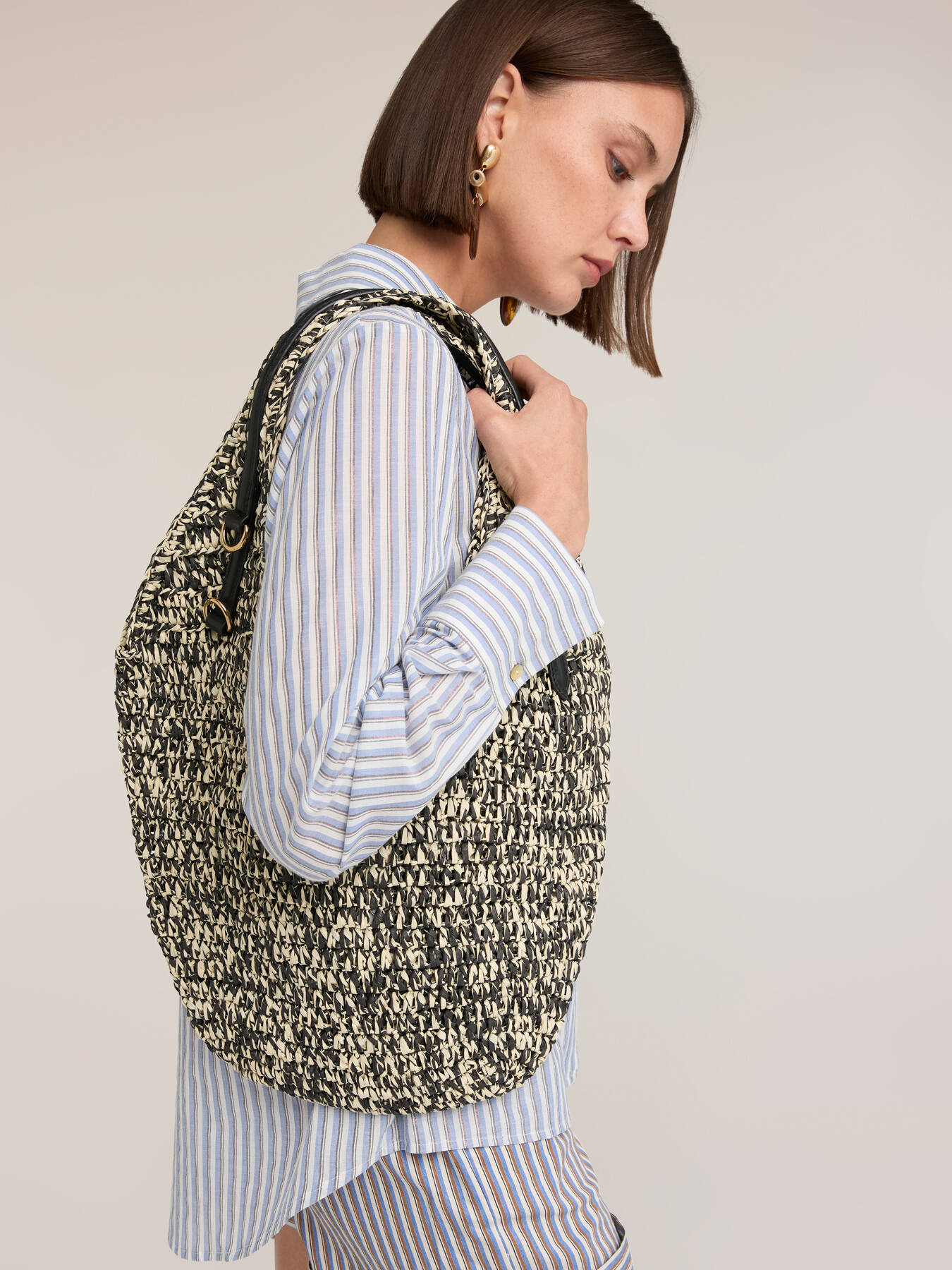 Shopper intrecciata con manici a spalla image number 0