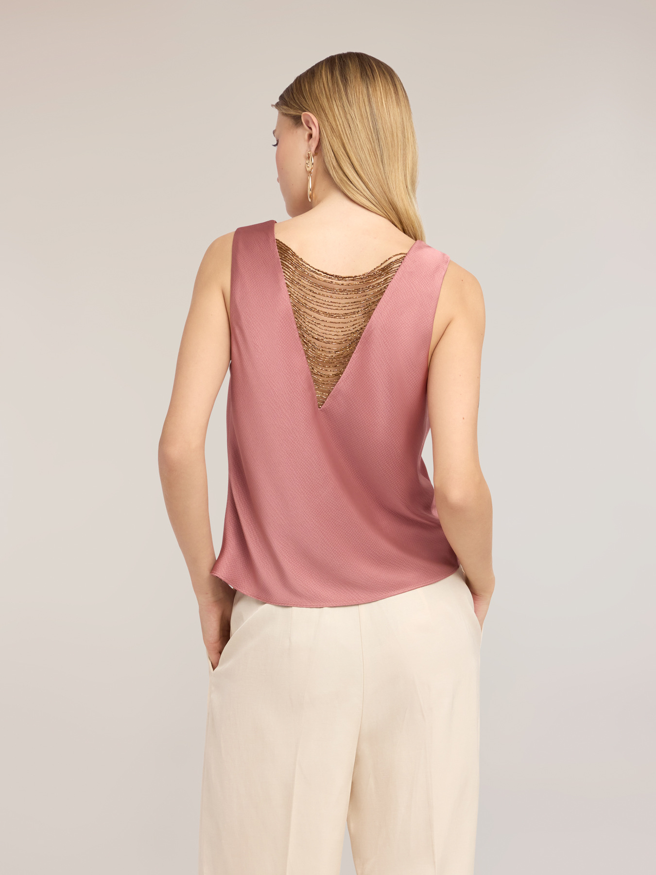 Top in raso con catenine sul retro image number 1