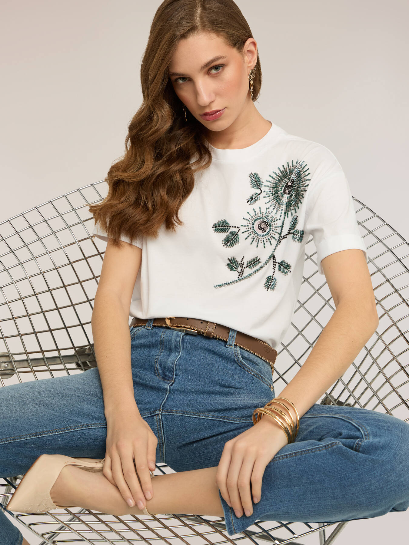 T-shirt in jersey con applicazioni floreali image number 0