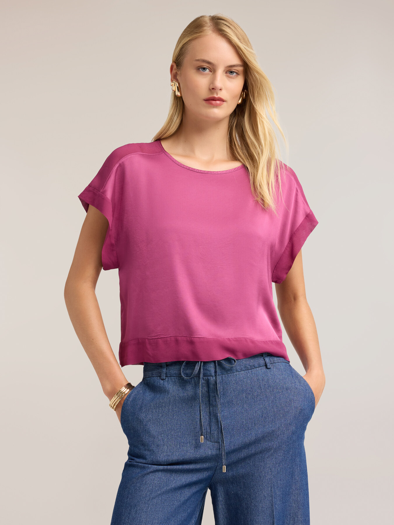 Blusa in raso con scollo a barchetta image number 0