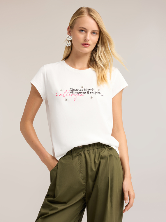 T-shirt con scritta e ricamo di pietre