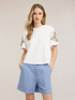 T-shirt in jersey con ricami floreali image number 3