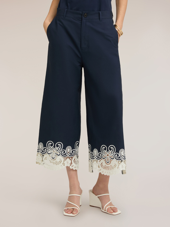 Pantaloni cropped in popeline con pizzo
