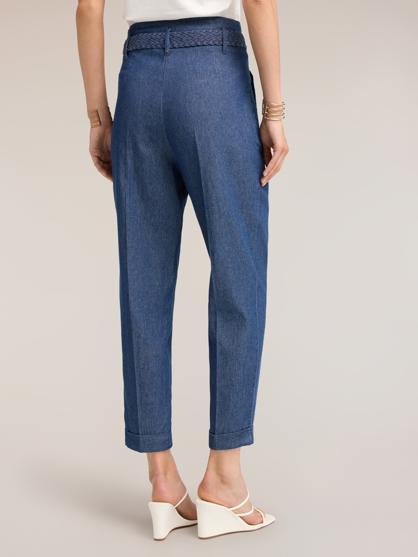 Jeans carrot con cintura intrecciata image number 1