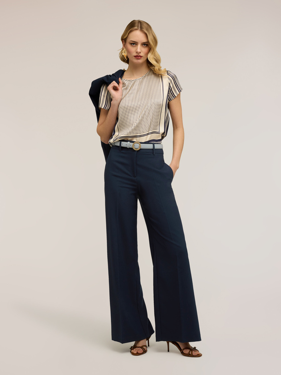 Blusa in raso con fantasia a foulard