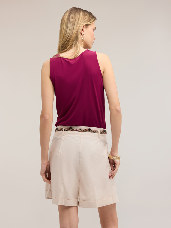 Top con scollo a V drappeggiato e piercing