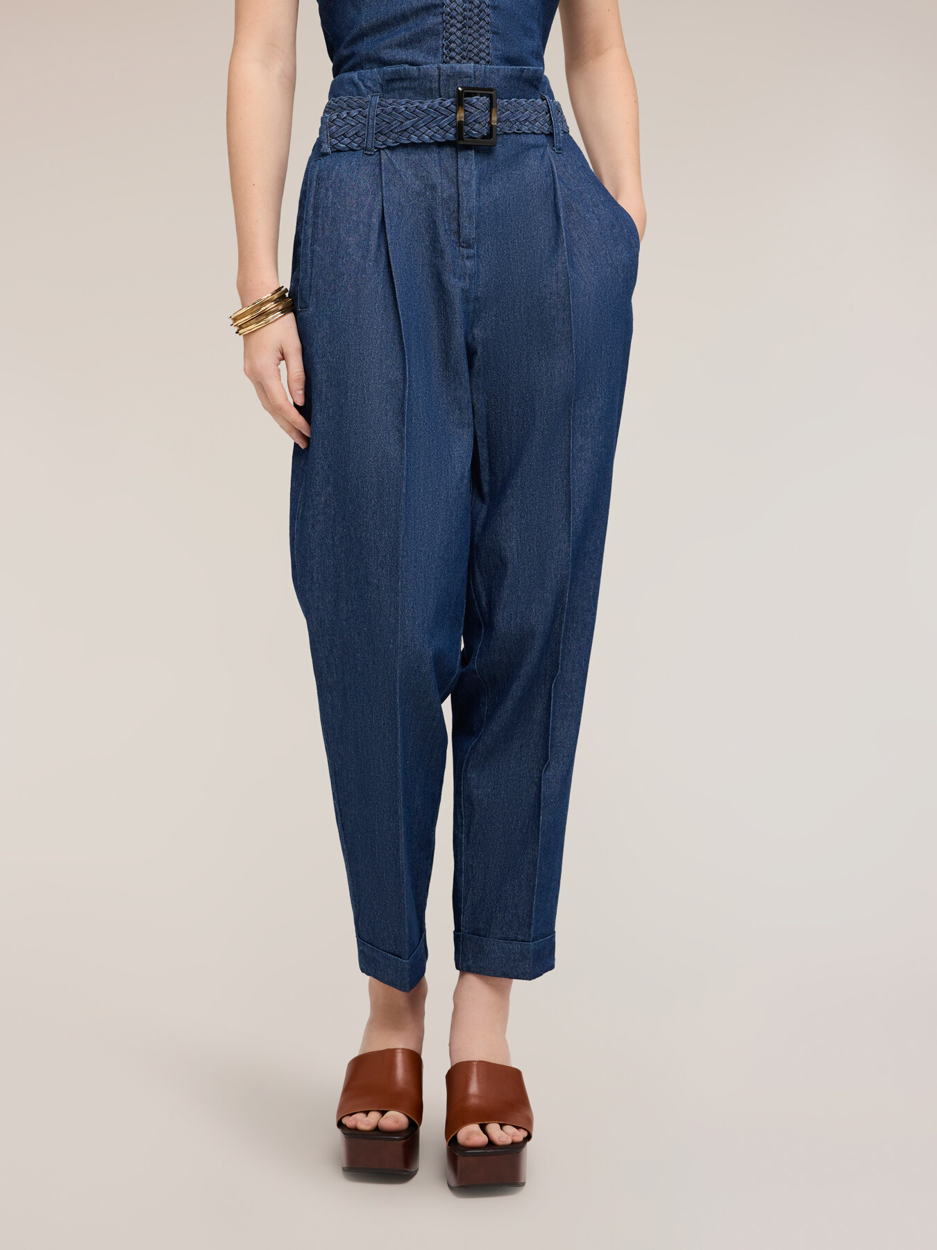 Jeans carrot con cintura intrecciata image number 0