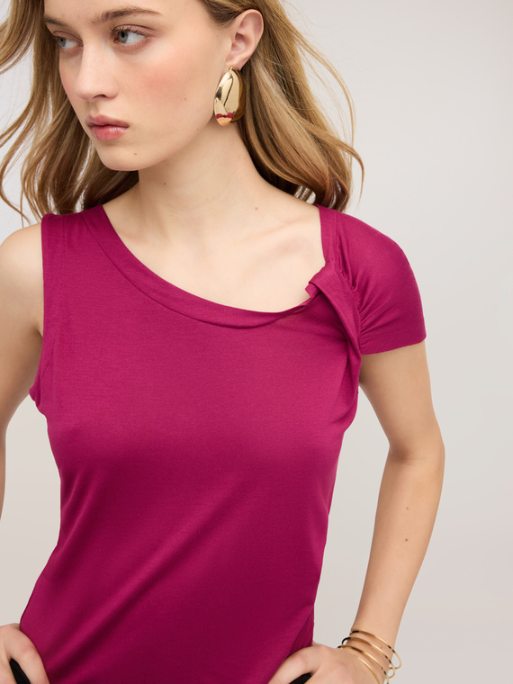 Top asimmetrico con drappeggio