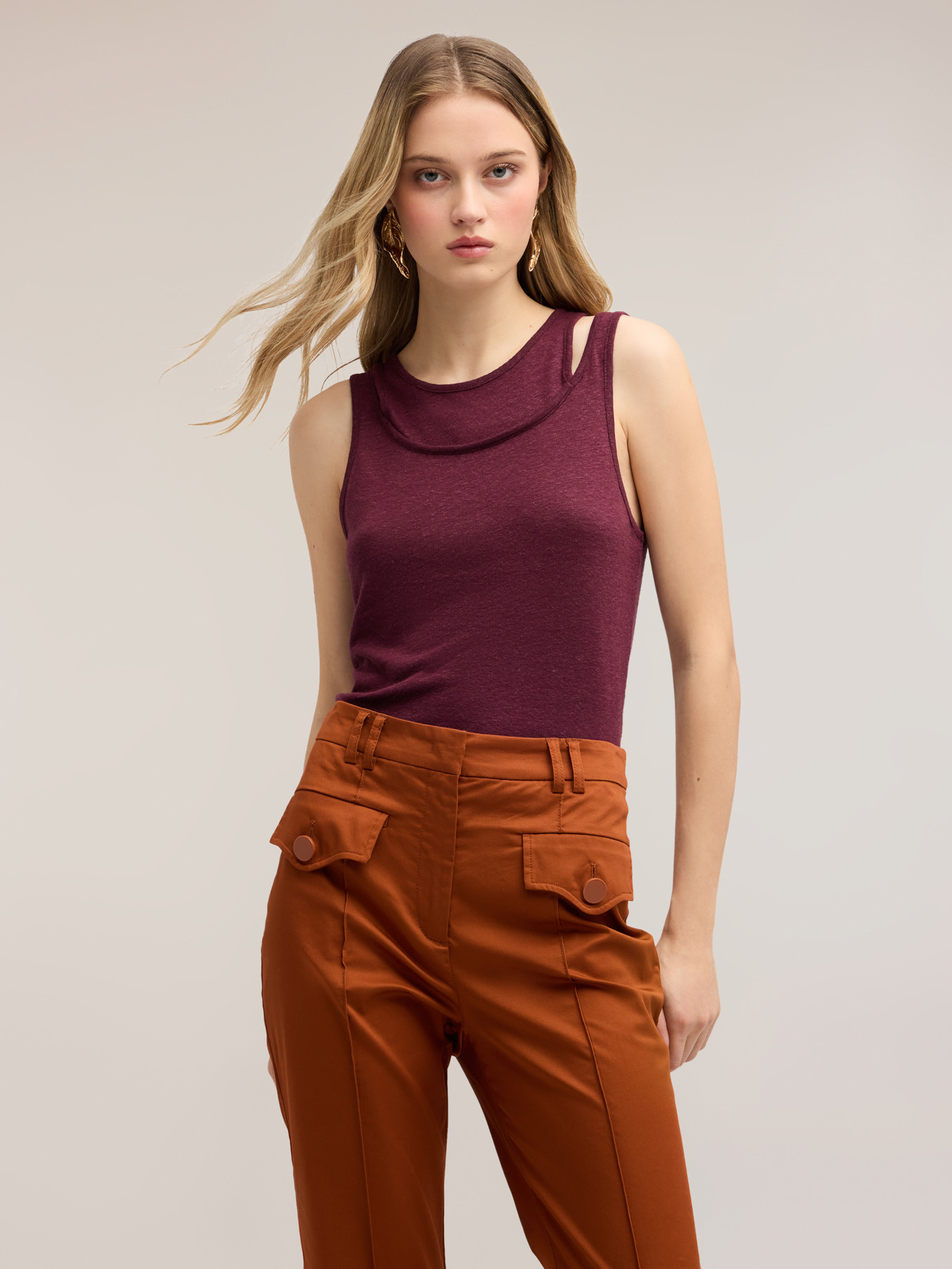 Top in misto lino con cut-out sulle spalle image number 3