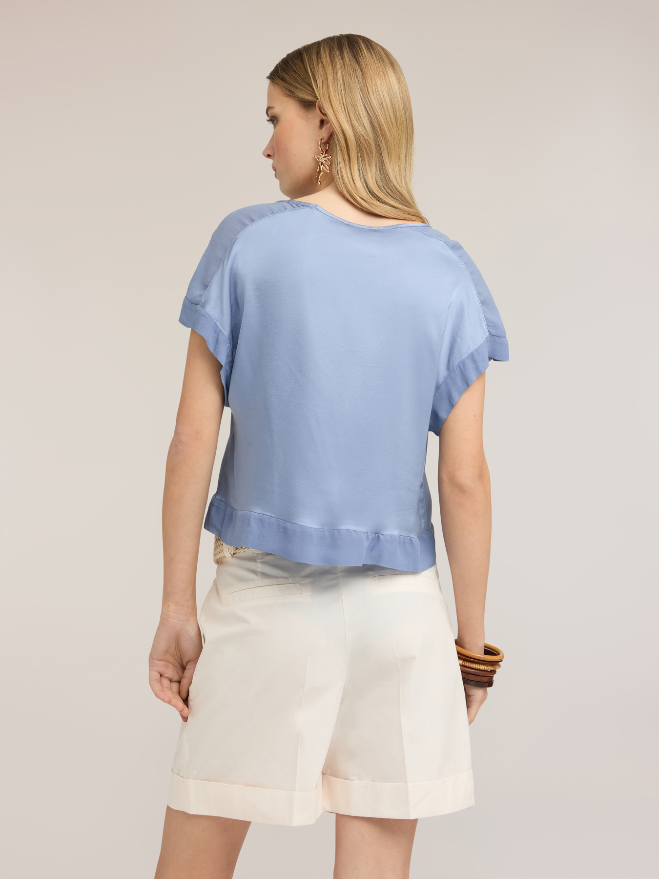 Blusa in raso con scollo a barchetta image number 1