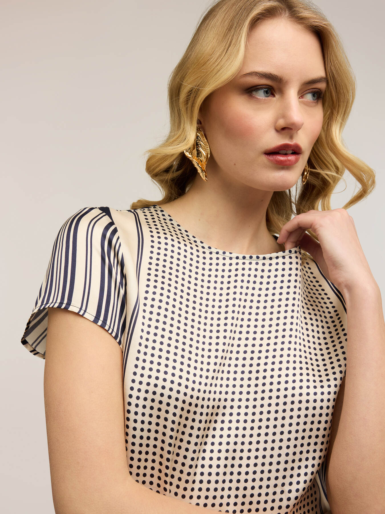 Blusa in raso con fantasia a foulard image number 3