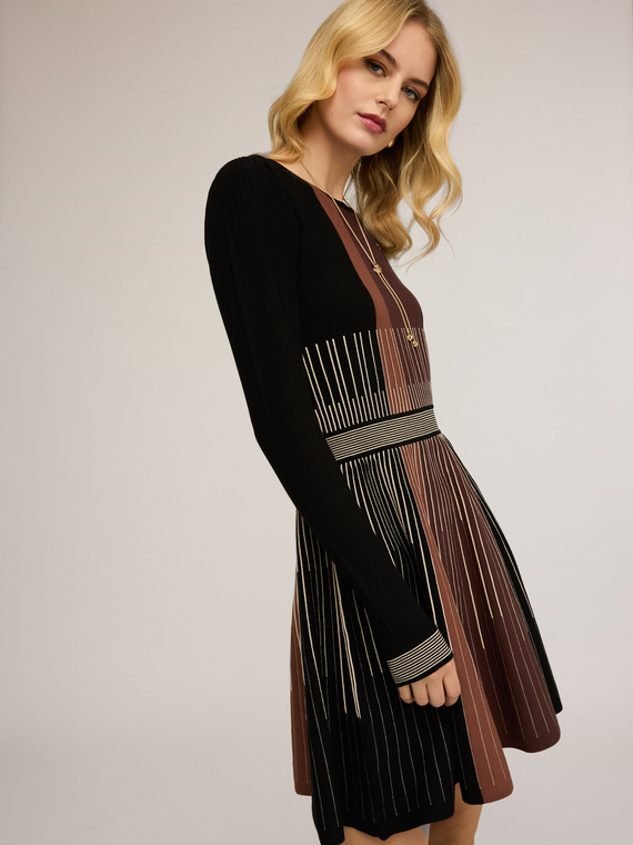 Vestito flare in maglia a righe