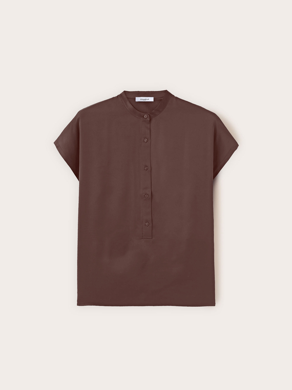 T-shirt in raso con scollatura a serafino