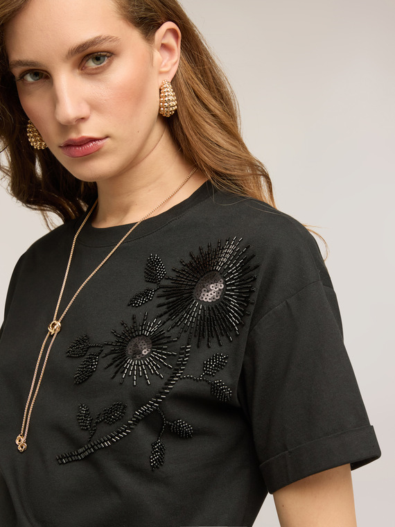T-shirt in jersey con applicazioni floreali