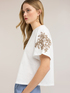 T-shirt in jersey con ricami floreali image number 0