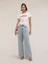 T-shirt con stampa e applicazioni di strass image number 2