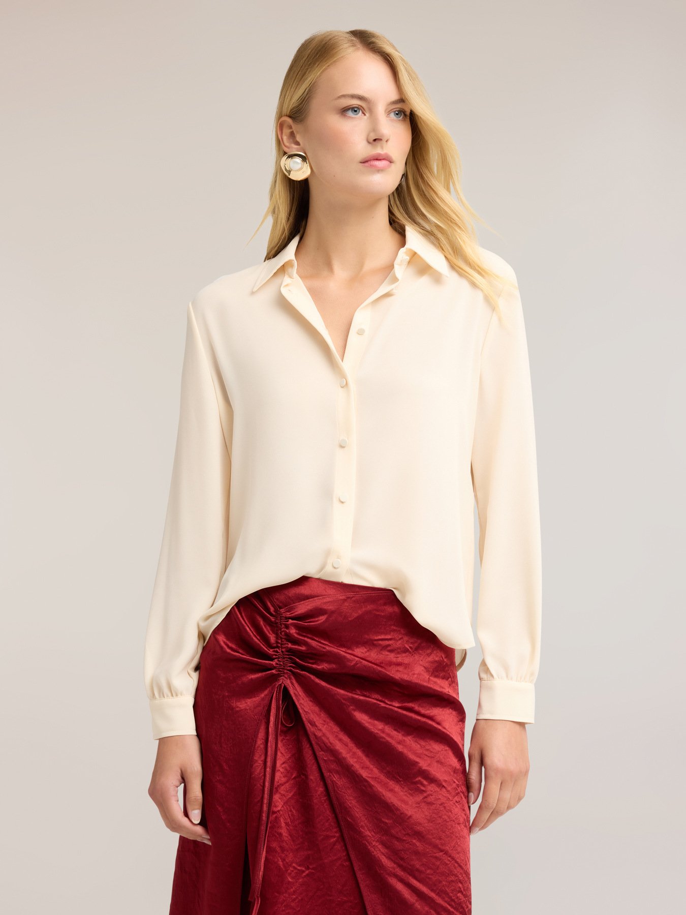 Camicia in cr&ecirc;pe de chine con colletto classico image number 0