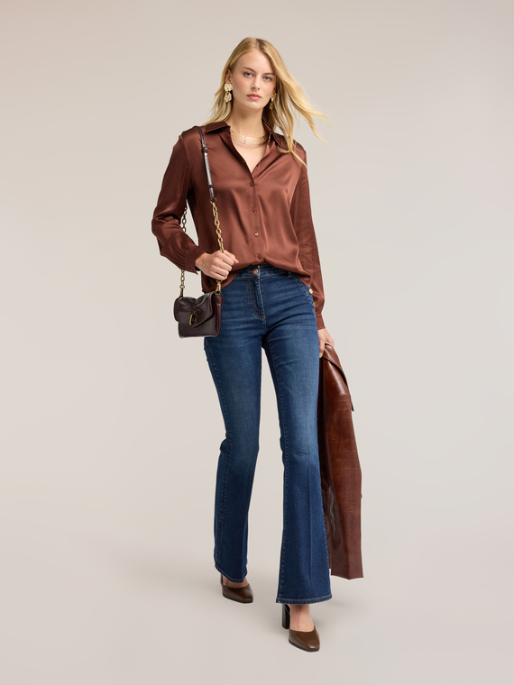 Jeans flare con bottoni metallici